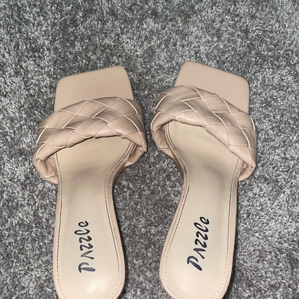 Tan Robe Short Heels💋 - Picture 3 of 4
